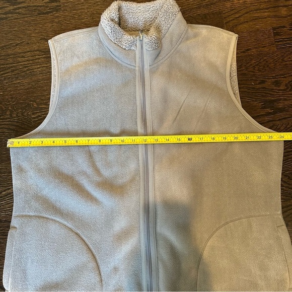 GRAY REVERSABLE VEST FAUX FUR COLLAR & HEMLINE/ FAUX FUR ON REVERSE SIDE SIZE XL - Picture 8 of 10